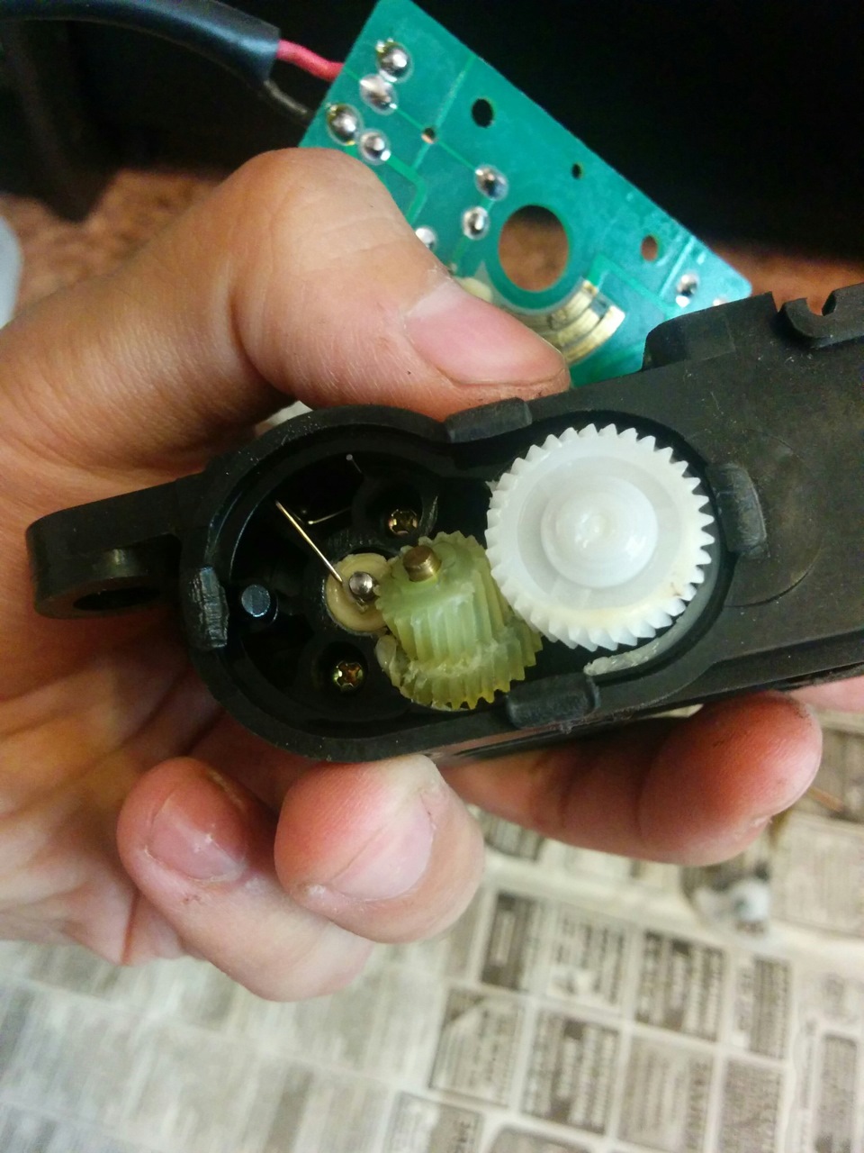 Смазка для сервопривода заслонок климата-печки. Обслуживание сервопривода. Шестерня моторчика заслонки печки caravelle. Шестеренка моторчика заслонки отопителя спринтер. Сервопривод печки отопителя mazda.