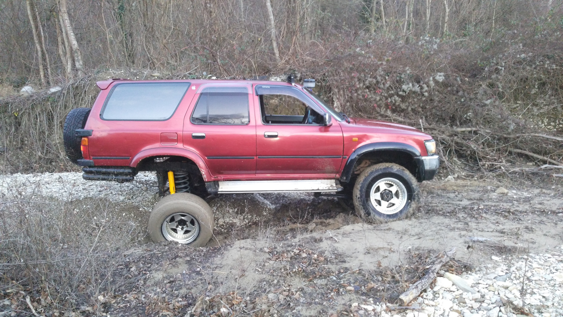 Toyota Hilux Surf красный