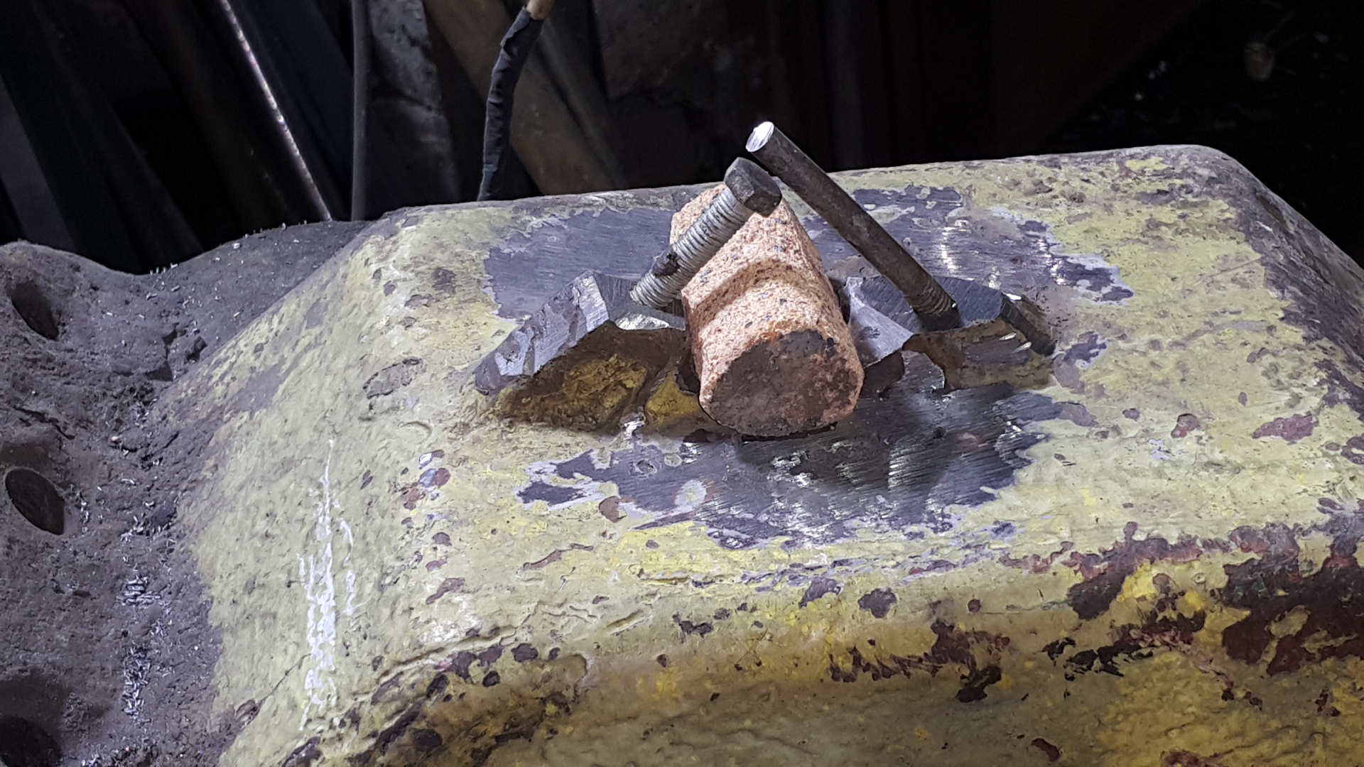 Ржавая чугунная сковородка. Ржавая чугунная сковородка. Грязная сковорода. Реставрация чугунной сковороды. На новой чугунной сковородке белые пятна.