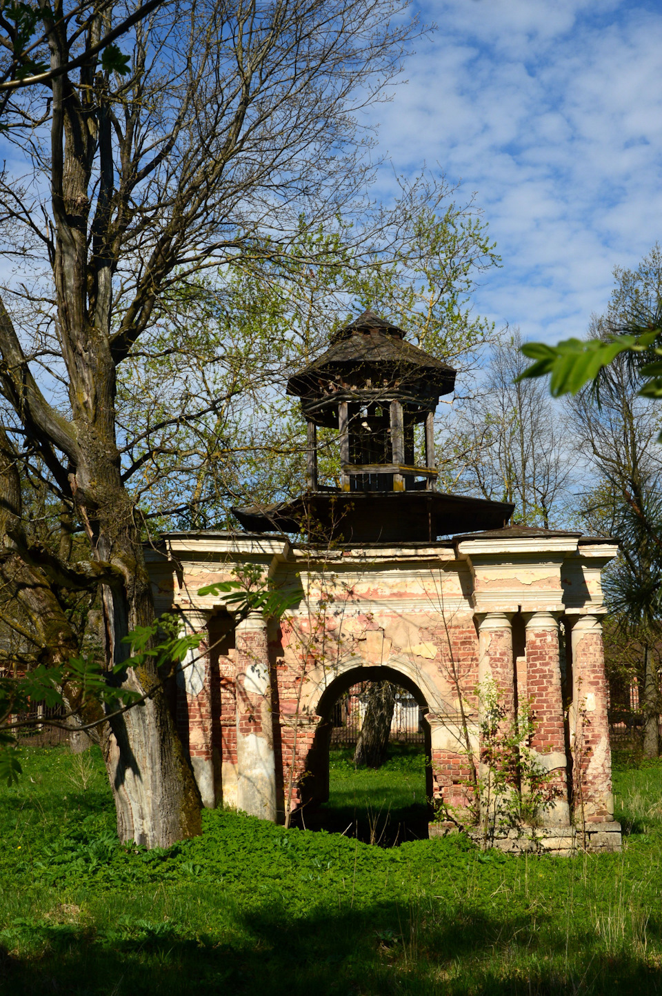волышево усадьба строгановых история. 3c9599s 960. волышево усадьба строгановых история фото. волышево усадьба строгановых история-3c9599s 960. картинка волышево усадьба строгановых история. картинка 3c9599s 960. В июне прошлого года я вместе с подругой побывала на Псковщине, у нашей одноклассницы. Живет она в маленьком городе Порхов, что расположен на реке Шелонь, в 88-ми километрах от Пскова. Древний русский город. Первое упоминание о котором приходится на 1239 год. Город-крепость. Увидевший и переживший на своем веку много интересного и сложного. Но мой рассказ не о нем, а о судьбе усадьбы Волышево. Усадьбе, которая когда-то была украшением не только этих мест, но и всей богатейшей империи Строгановых. Усадебный комплекс в Волышево называли «жемчужиной» имений Строгановых. Она входила в 20-ку роскошных и красивейших усадебных комплексов в России конца XIX – начала ХХ века. волышево усадьба строгановых история. 3c9599s 960. волышево усадьба строгановых история фото. волышево усадьба строгановых история-3c9599s 960. картинка волышево усадьба строгановых история. картинка 3c9599s 960. В июне прошлого года я вместе с подругой побывала на Псковщине, у нашей одноклассницы. Живет она в маленьком городе Порхов, что расположен на реке Шелонь, в 88-ми километрах от Пскова. Древний русский город. Первое упоминание о котором приходится на 1239 год. Город-крепость. Увидевший и переживший на своем веку много интересного и сложного. Но мой рассказ не о нем, а о судьбе усадьбы Волышево. Усадьбе, которая когда-то была украшением не только этих мест, но и всей богатейшей империи Строгановых. Усадебный комплекс в Волышево называли «жемчужиной» имений Строгановых. Она входила в 20-ку роскошных и красивейших усадебных комплексов в России конца XIX – начала ХХ века.