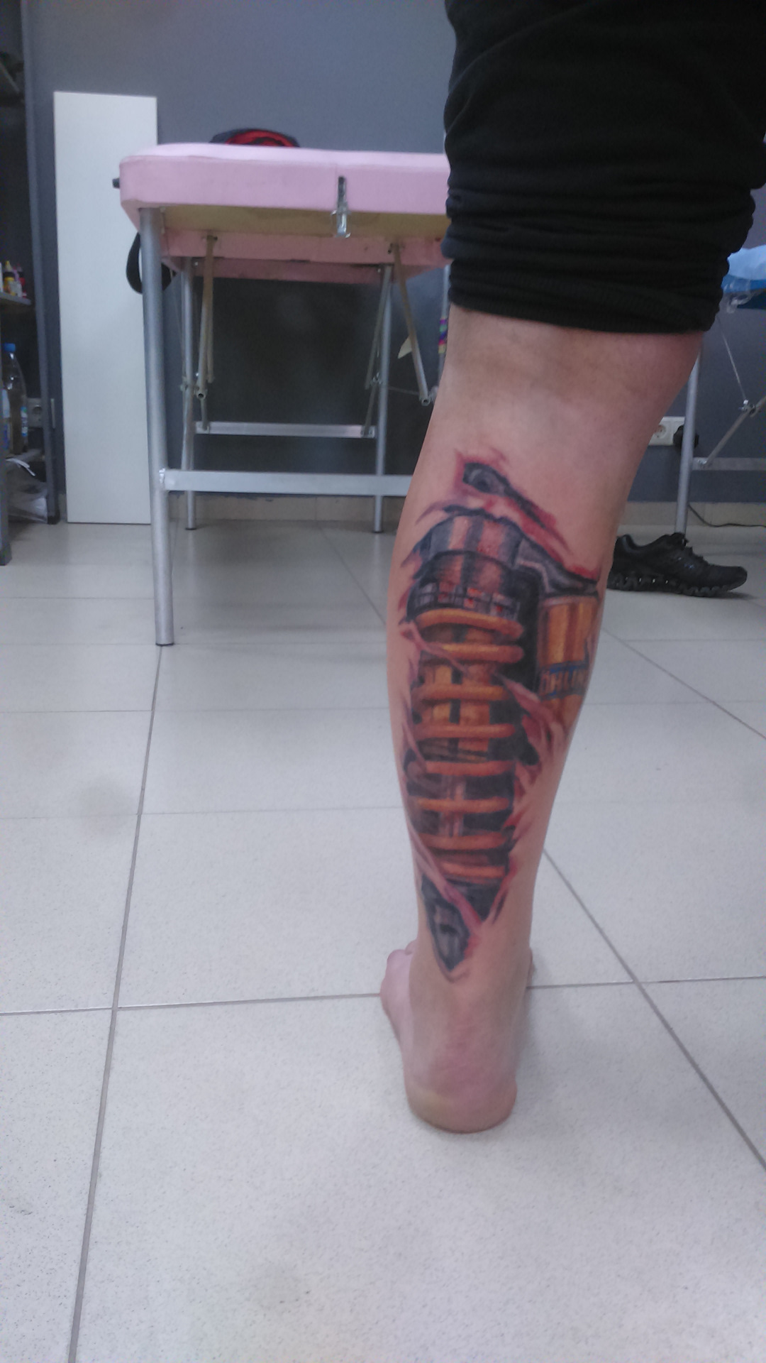 Стойкие тату. Стойкие тату. Тату амортизатор. Биомеханика тату. Тату биомеханика на ноге амортизатор.