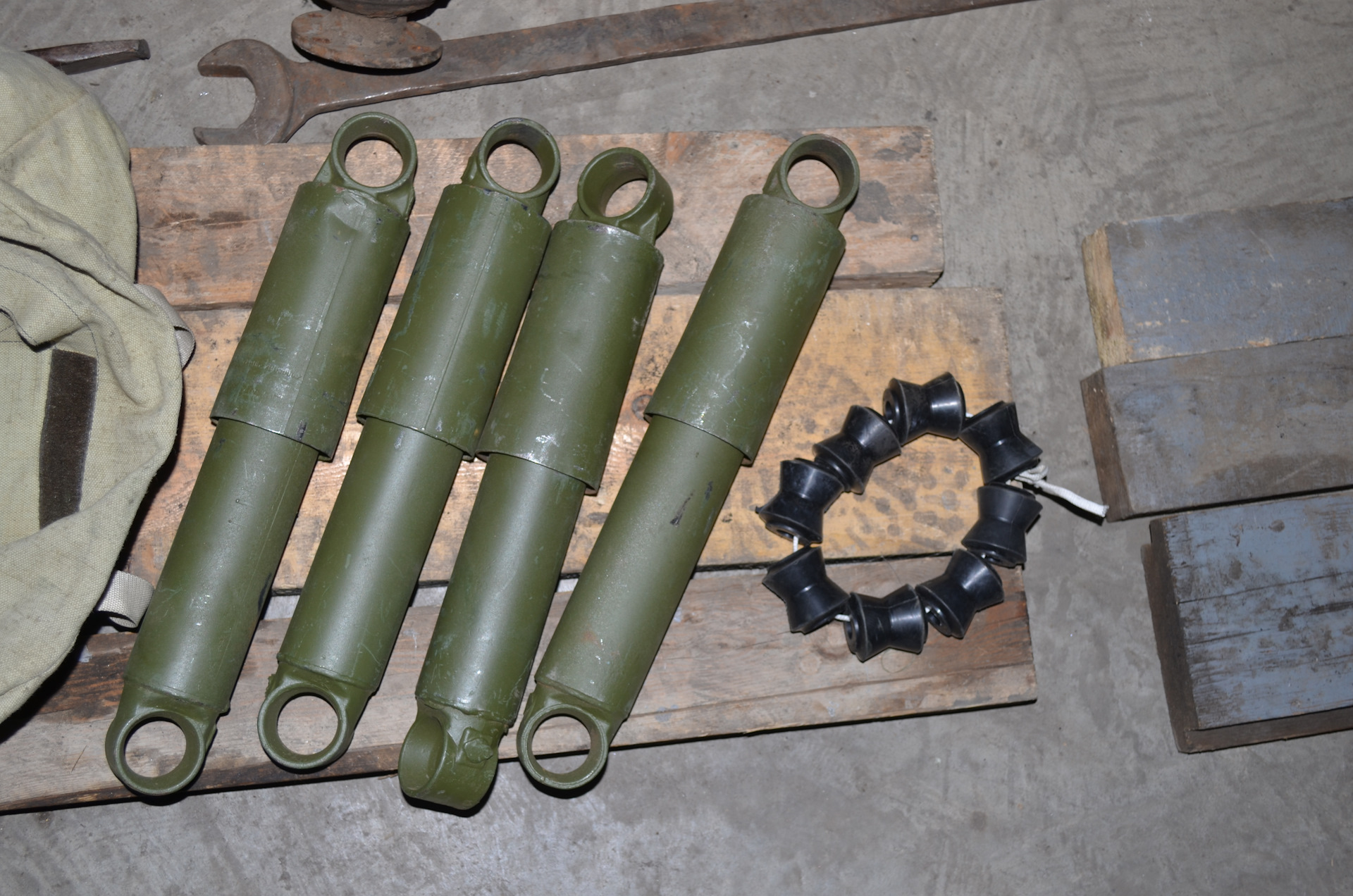 Соболь 4х4 передние амортизаторы. Амортизаторы от бтр на уаз. Амортизаторы уаз 3909. Амортизатор газ 66. Амортизатор бтр 80.