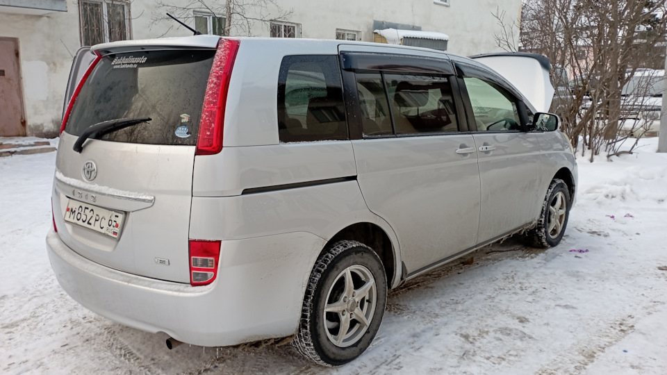 Toyota Isis 1.8 бензиновый 2010 | на DRIVE2