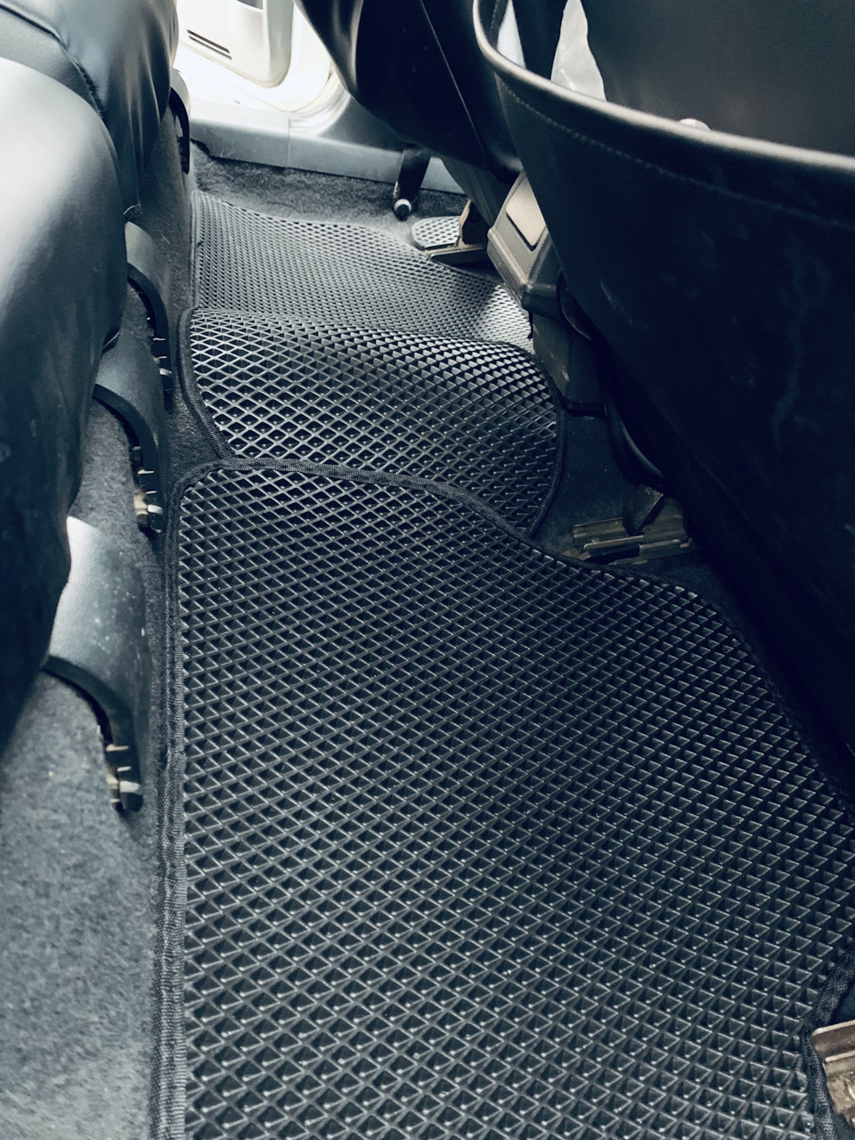 Замена ковриков 😵‍💫 — Lada Приора хэтчбек, 1,6 л, 2009 года ...