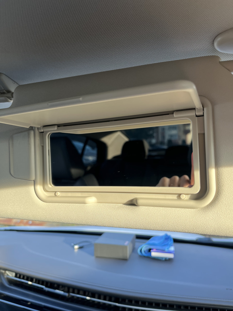 Зато есть вставка для карт — Omoda S5