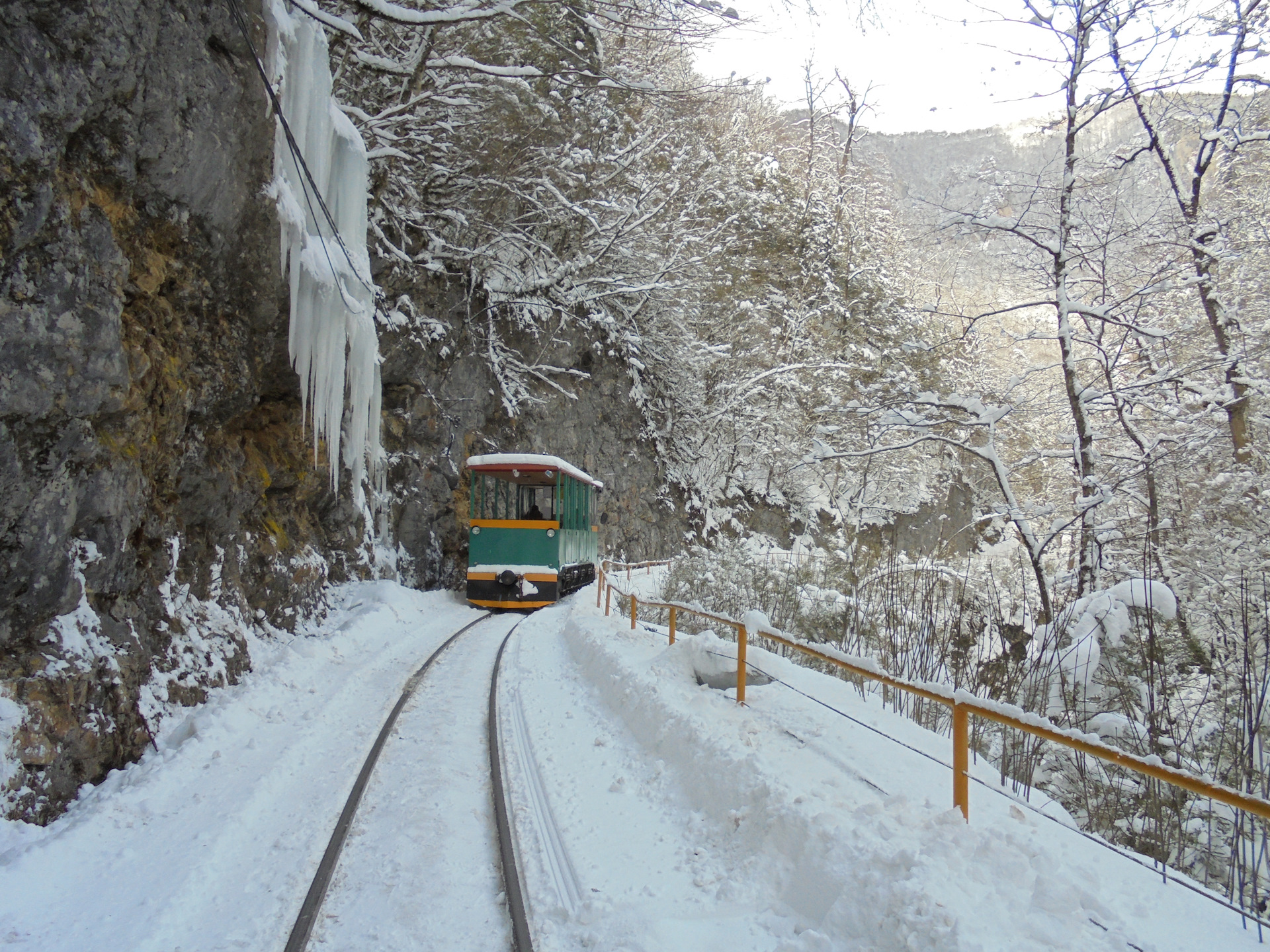 Гуамское ущелье поезд зима