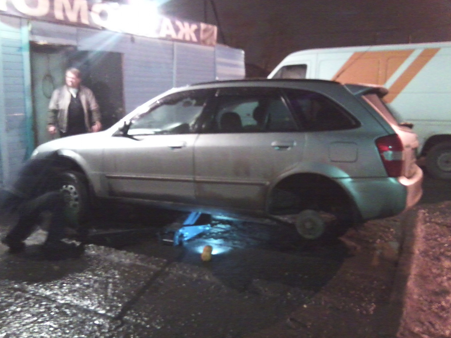 я не рад, когда домкрат Мазде поднимает зад — Mazda Familia (BJ), 1,5 л ...