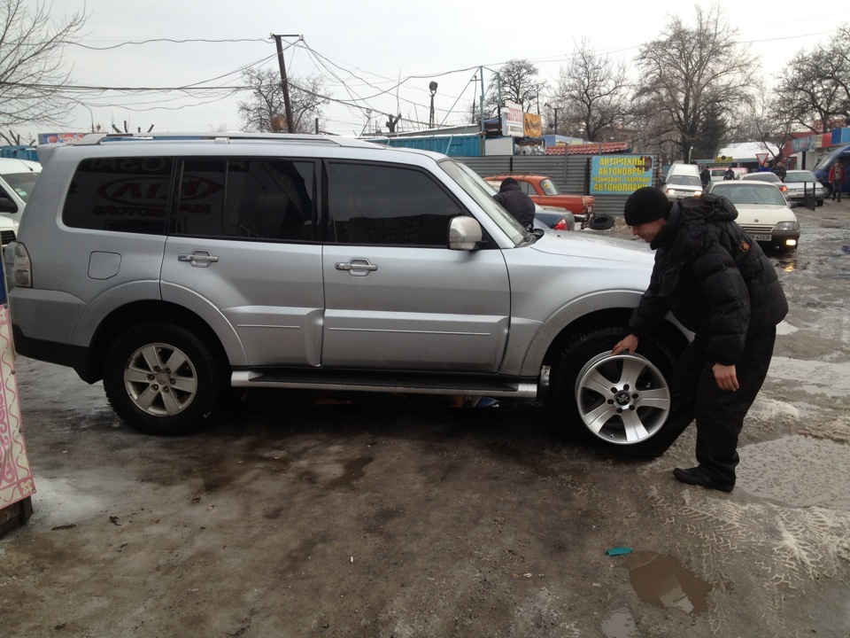 Литье на паджеро. Диски Митсубиси Паджеро r18. Mitsubishi Pajero 4 диски. Паджеро 4 диски 17. Диски на Паджеро 4 r20.