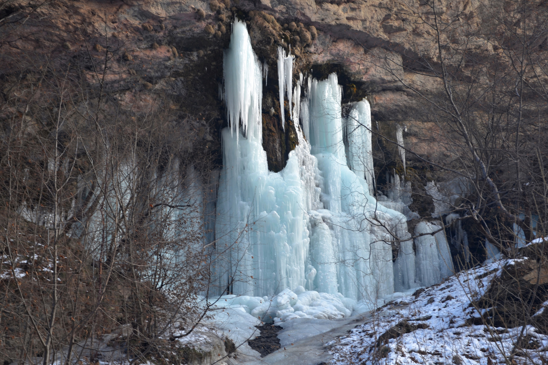 Замерзшие Чегемские водопады