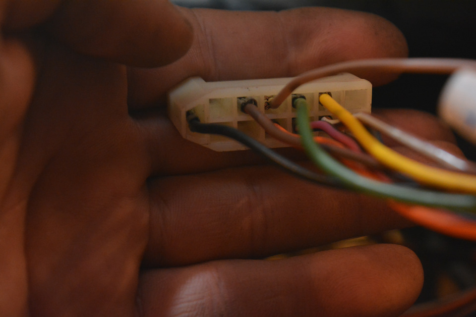 если у вас иежекторная машино! то коричневый с красной полосой провод вставляется в разьем №2! если карбюраторная то в разьем №3 — Lada 4x4 3D