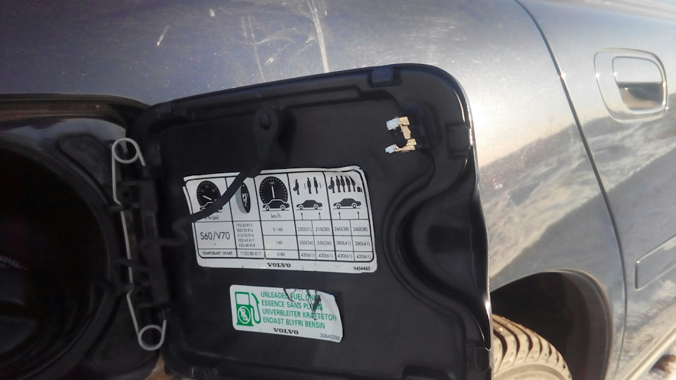 Слили бензин, сломали петлю активатора блокировки лючка — Volvo S60 (1G ...