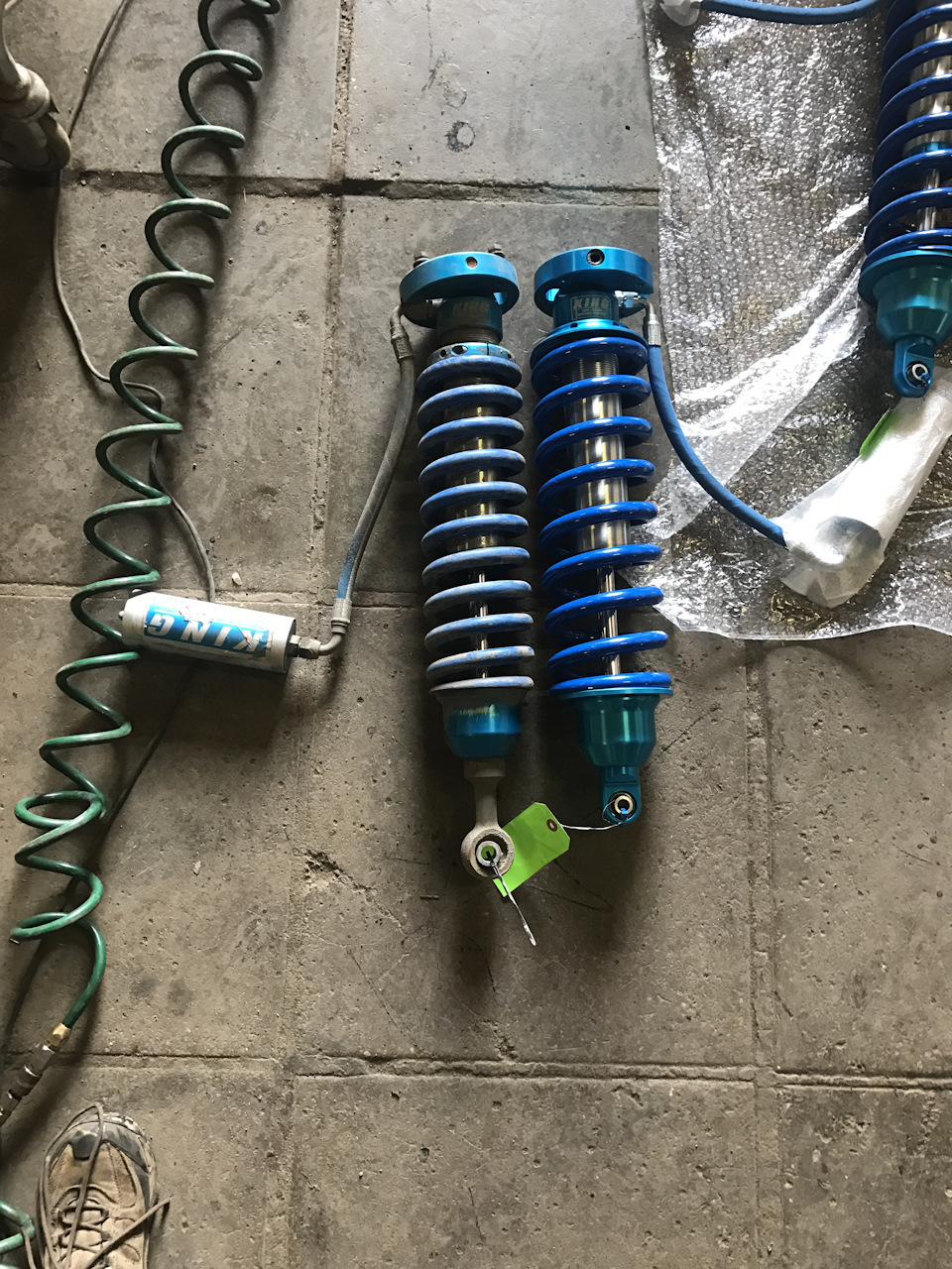 А это вам для сравнения OEM и под ЛТ King shocks. На первый взгляд одинаковые. Но это только на первый. — Toyota Tundra (II). Запчасти на фото: 402002S