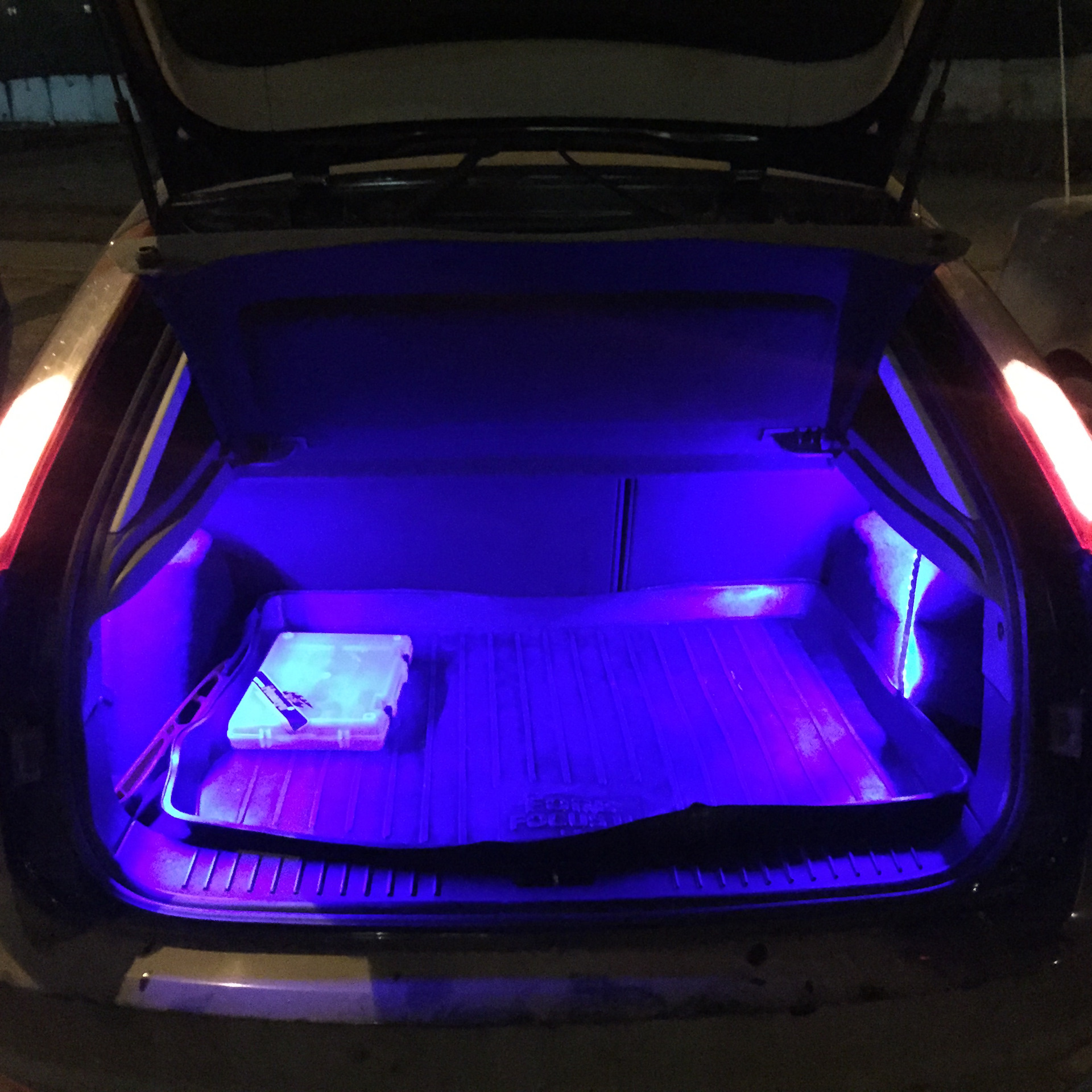Подсветка багажника ваз. Подсветка багажника фокус 2 хэтчбек. Подсветка багажника ВАЗ 2101-07. Подсветка багажника 2108. Освещение багажника Форд фокус 2 хэтчбек.