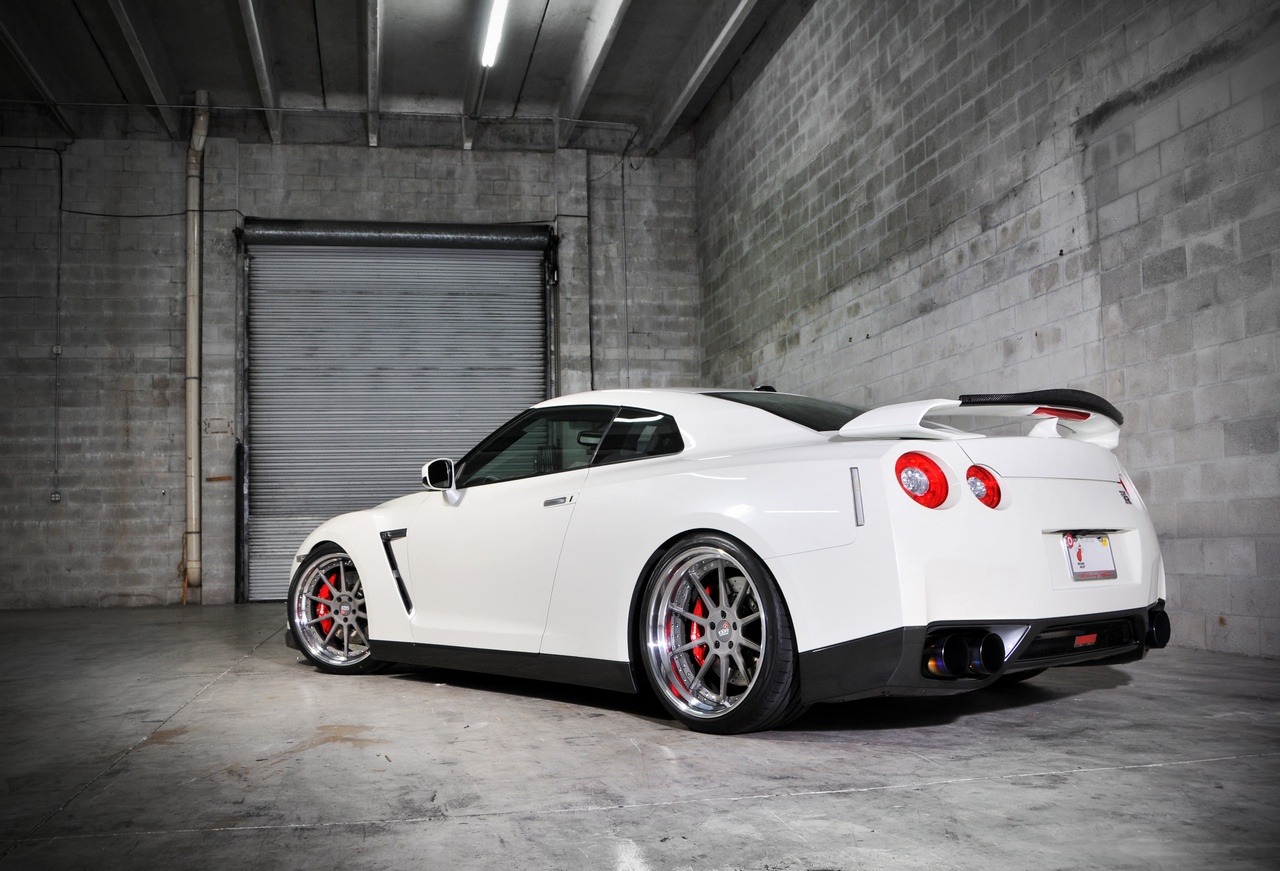 Nissan GTR 35 Р±РµР»С‹Р№