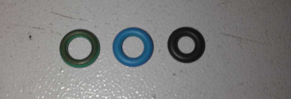 Колечки. Слева родное, которое якобы текло. Посередине говняный Форд, который закусывает при установке. Вправа Бош, с которым всё хорошо и который всем советую — Ford Galaxy (Mk III)