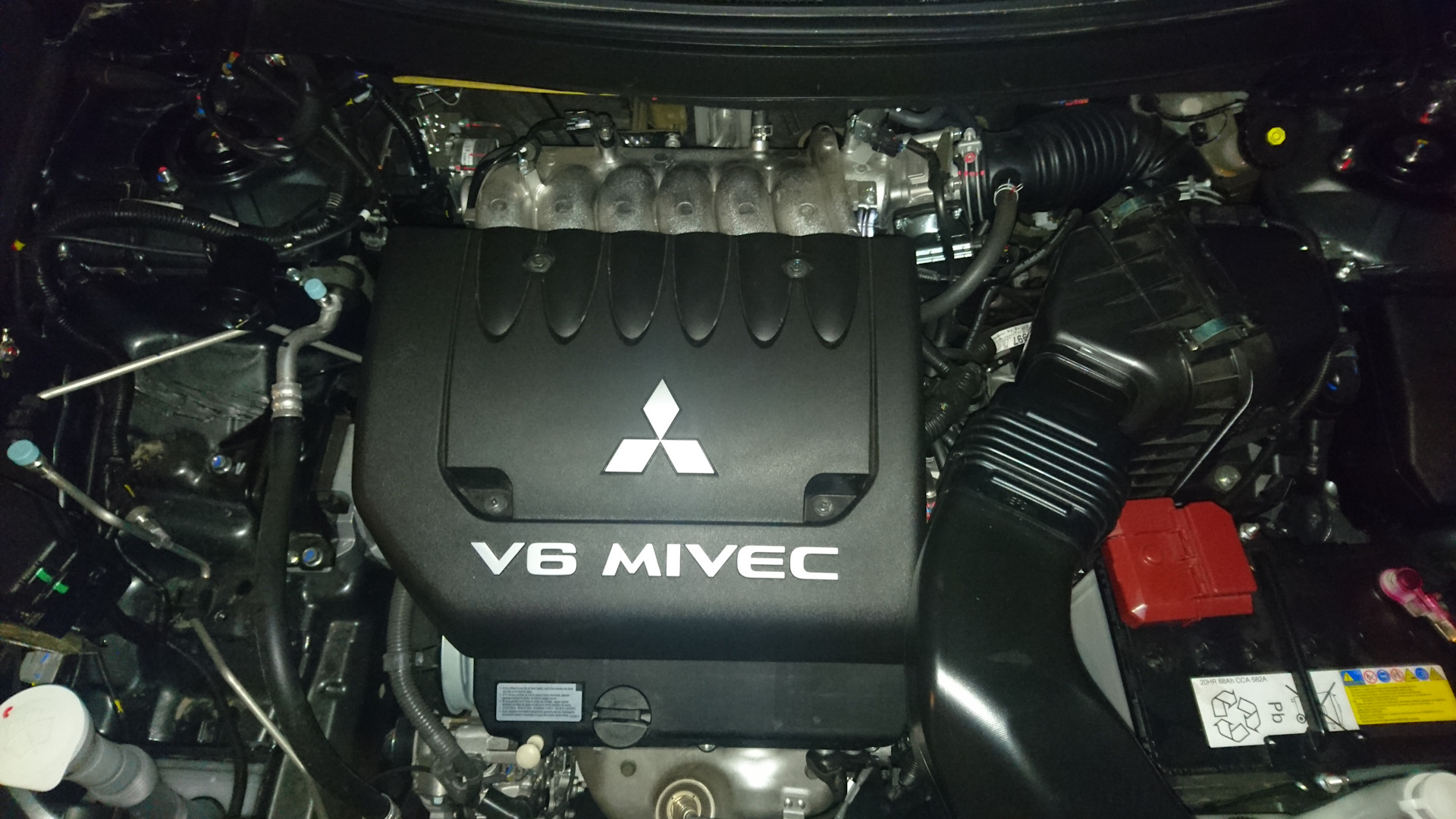 Двигатель мицубиси аутлендер хл. Mitsubishi Outlander v6. V6 мотор ХЛ Аутлендер 3.0. Аутлендер v6 3.0 подкапотка. Mitsubishi Outlander 3 v6.