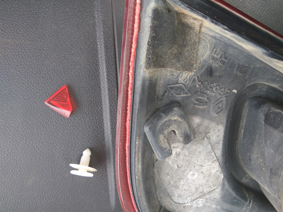 Замена ламп задних габаритов на крышке багжника - Renault Koleos (1G), 2 л, 2012