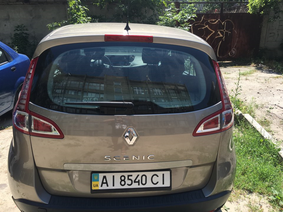 Стоп-сигналы перестали гореть — Renault Scenic III, 2 л, 2012 года ...