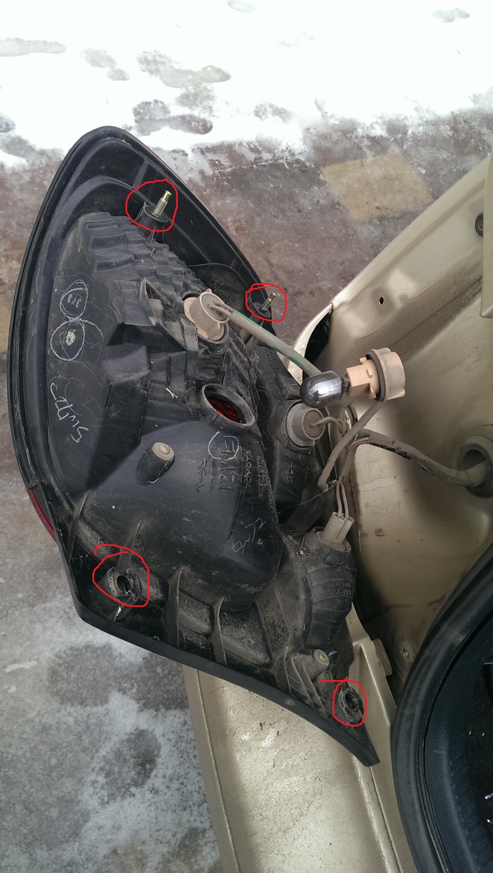 Замена лампы в задних фонарях — я и не знал, что Леха предупреждает об ...