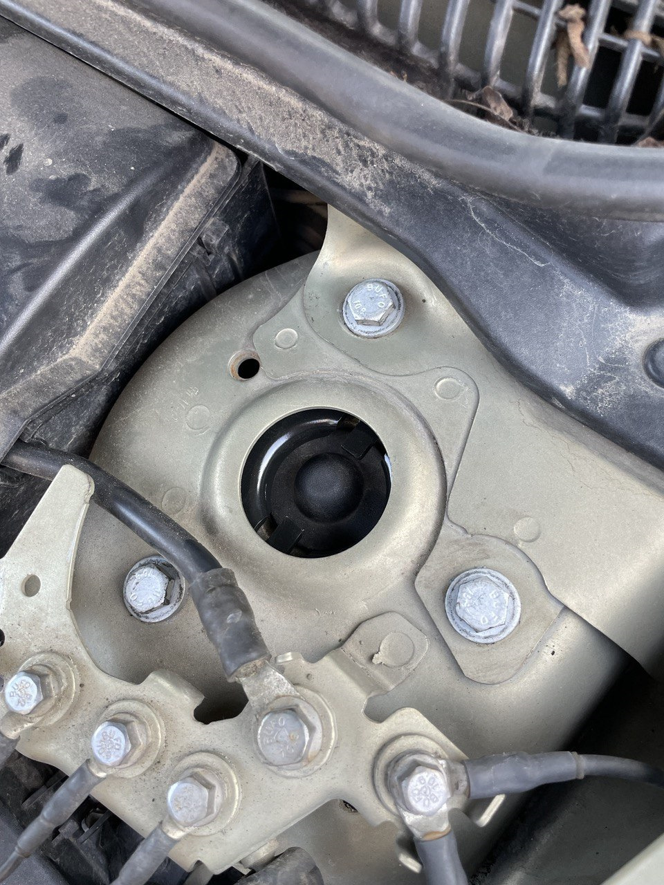 Вид на стакан — теперь при необходимости подтяжка болта — дело не из легких… Но надеемся не понадобится) — Volvo C30