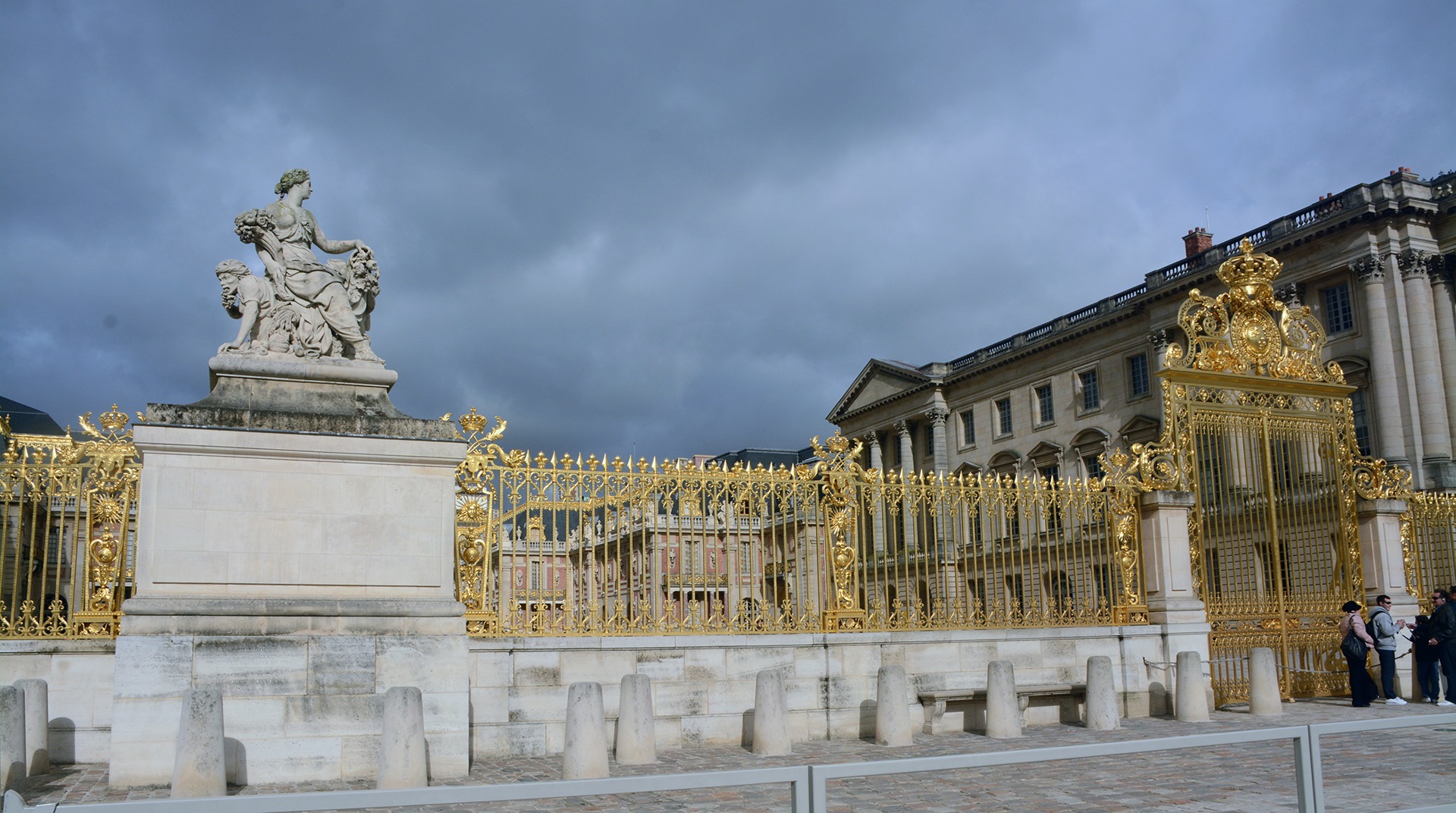 Версаль новгород. Версальский дворец курдонер. Королевская резиденция Версаль. Дворец короля солнца Версаль. Символы Версальского дворца.