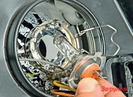 Крепление лампочки ближнего света калина 2. Лампа ближнего света калина 1. Крепление лампы ближнего света 2170. Держатель лампы ближнего света калина 2013. Лампочка ближнего света ваз 2114.