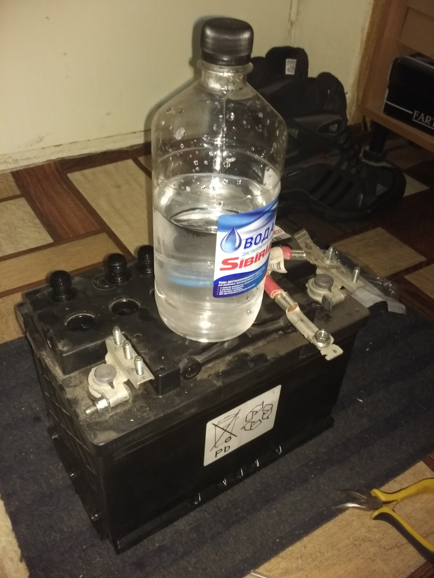 Как долить дистиллированную воду в аккумулятор