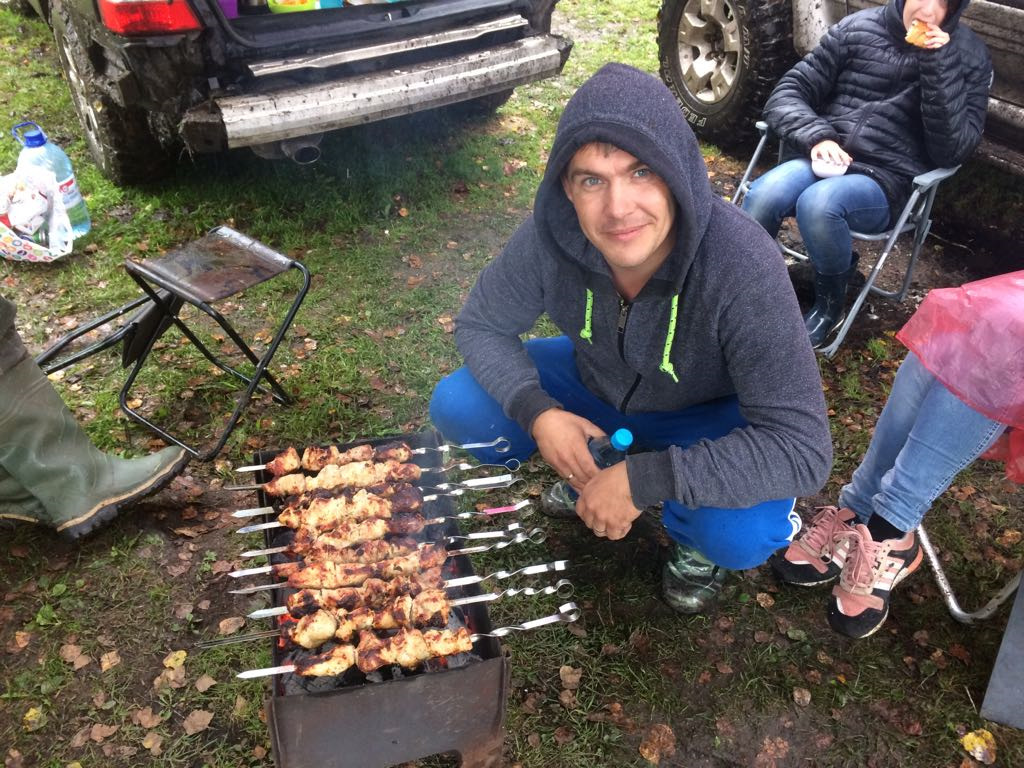 Где пожарить шашлыки в новосибирске на природе. Шашлыку - да!. Мужчина жарит шашлык фото со спины. Где в Клину можно пожарить шашлыки на природе. Жарит шашлык на корточках Галустян.