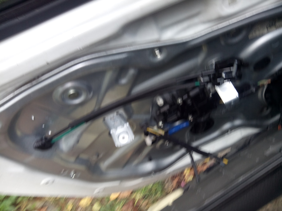 Снимаем накладку дверей и откручиваем металлическую карту, не забываем отсоединить все электро штекеры — KIA Sorento (2G)