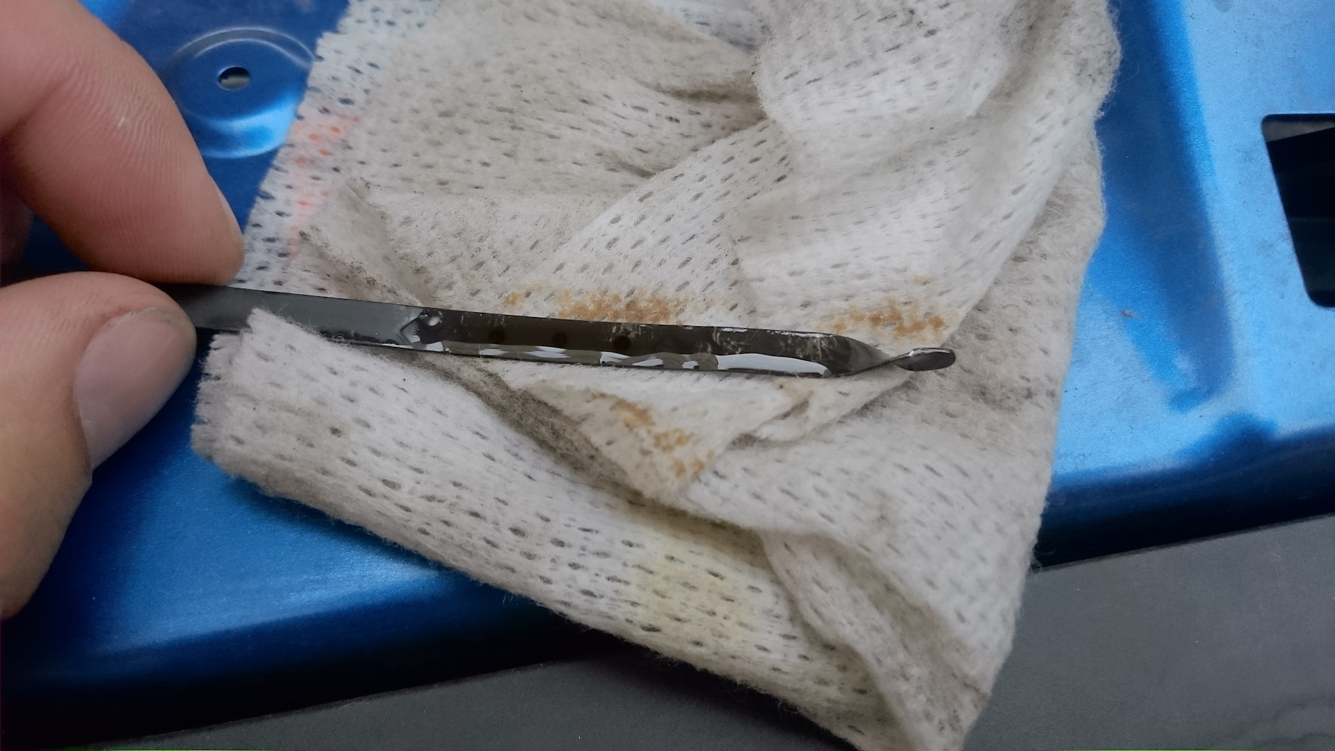 Щуп акпп шевроле кобальт. Сливная пробка мкпп шевроле кобальт. Заправочные емкости нива шевроле. Уровень масла кобальт. Щуп шевроле кобальт 1.