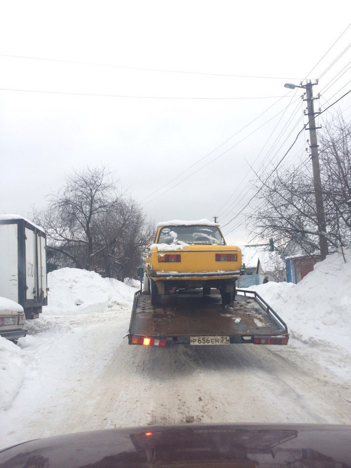 вин код заз 968м. 3d30a1s 960. вин код заз 968м фото. вин код заз 968м-3d30a1s 960. картинка вин код заз 968м. картинка 3d30a1s 960. Всё было рутинно. Так и хотелось. На самом деле — нет. Запорожец завёлся, поработал и заглох. Сдох бензонасос. Новый покупать и ставить было некогда. Надо было ехать. Выход прост — цепляем на галстук и едем. Стоит отметить, что на автомобиле стоит резина БЛ-85, которая стоит на машине со дня сотворения мира. И давно эта резина превратилась в яйца. Мне даже в зеркало заднего вида девятки было видно как Запорожец лихо скачет по дороге как козлёнок. Ну или как мячик — кому как больше нравится. Поэтому быстрее 40 км/час не ехали принципиально. Тормоза работали прекрасно, ничего не провалилось, всё тормозило, даже слишком — можно было не тормозить буксиром, а пользоваться тормозами одного зазика.Приехали на Перерву, выстояли свою очередь. Затолкали запорожец на осмотр. Инспектор туда посмотрит, сюда посмотрит, номерок посветит, номерок сфоткает, потом пошел спрашивать у гугля где у запорожца ВИН номер. Уже прошло почти десять минут, они уже собрали по машине консилиум. И совместными мозговыми упражнениями решили следующее — отодвиньте, пожалуйста, машину в сторону, пусть следующий проезжает.а вот тут началось самое интересное. Следом за нами заезжает эвакуатор. И на платформе это!