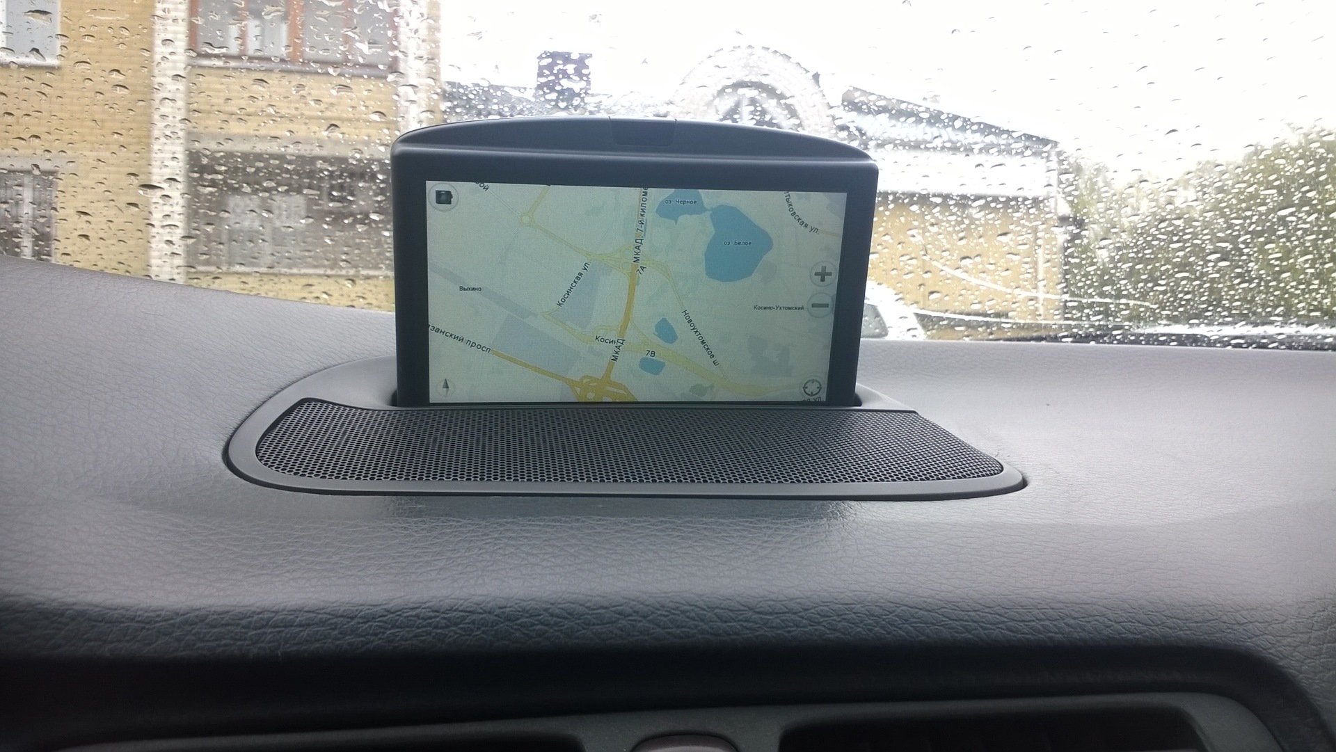 Выдвижной экран в машину. Штатный дисплей Volvo s80. Выдвижной экран Вольво s80. Монитор для Вольво s40. Выдвижной Android Volvo s80.