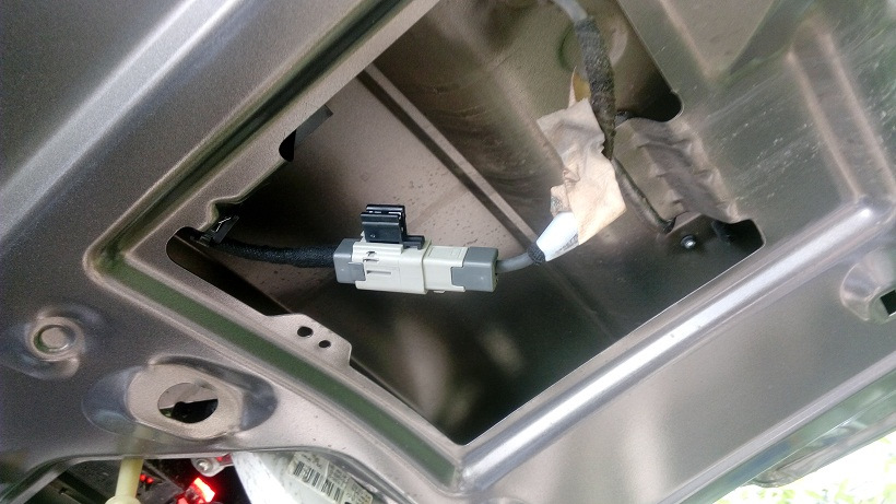 Собственно разъем камеры заднего вида, крепится металлической скобой к кромке проема внутри двери — Ford Galaxy (Mk III)