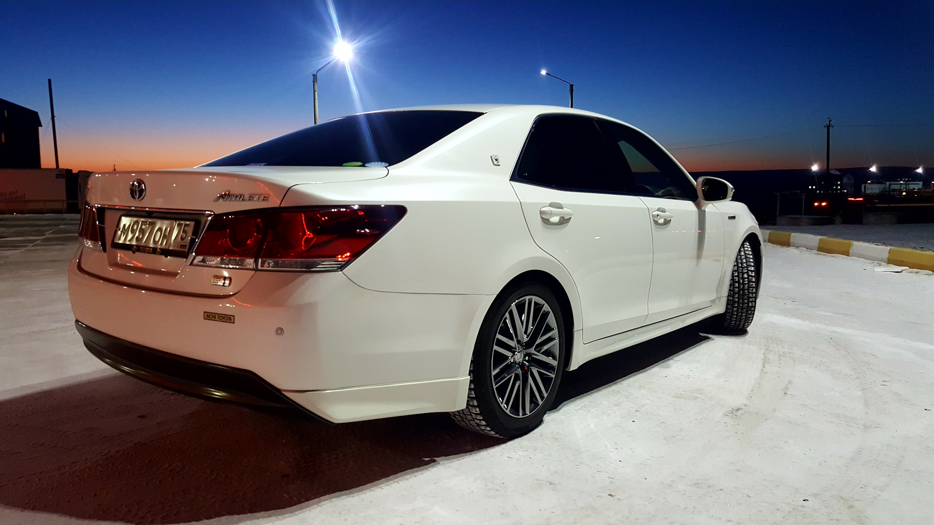 Toyota Crown athlete 2016