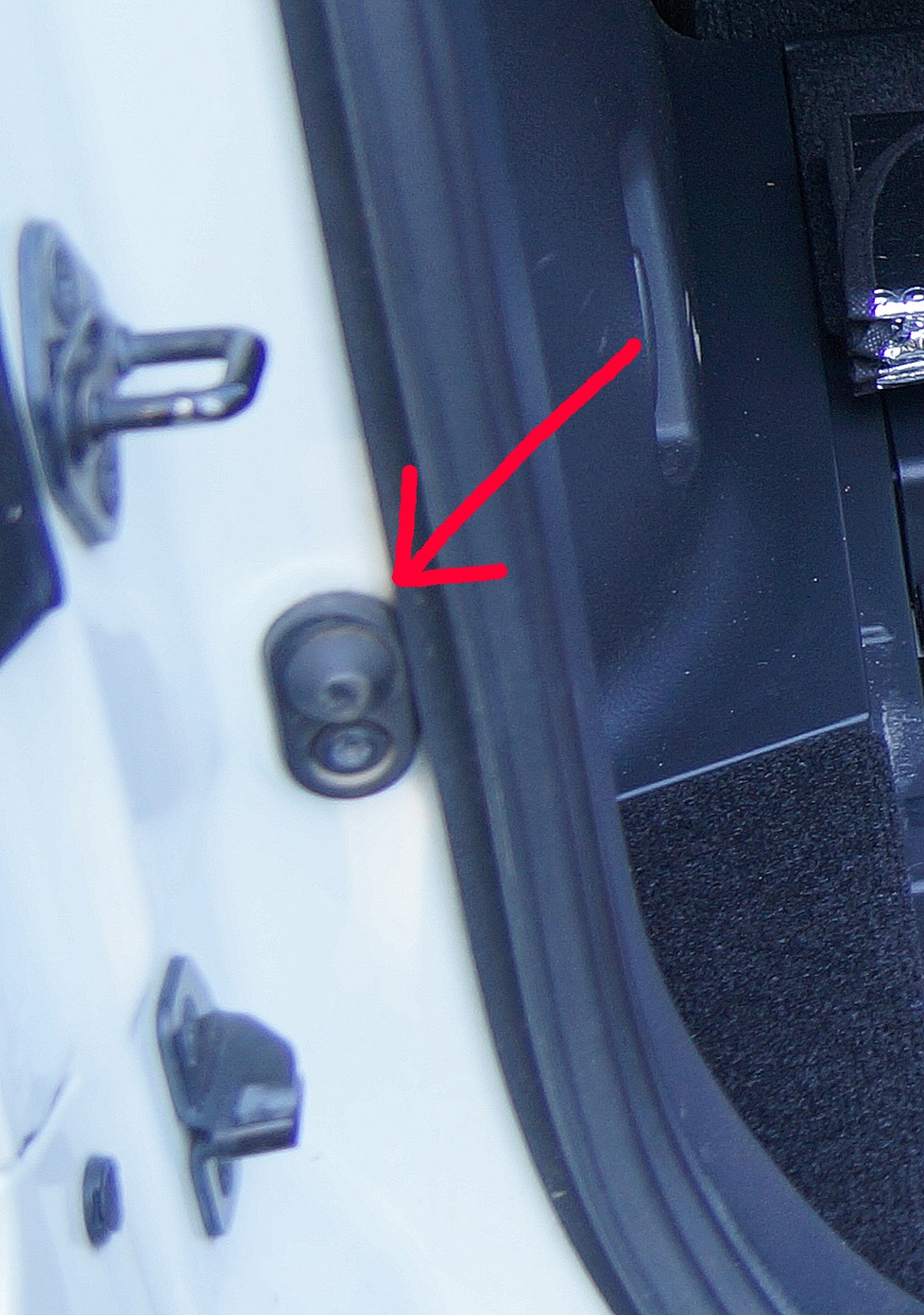 Сработала сигнализация открыта дверь. Кнопка замка багажника rav4. Концевик на Тойота рав 4. Кнопка блокировка двери багажника рав 4. Концевик багажника Тойота рав 4 2010.
