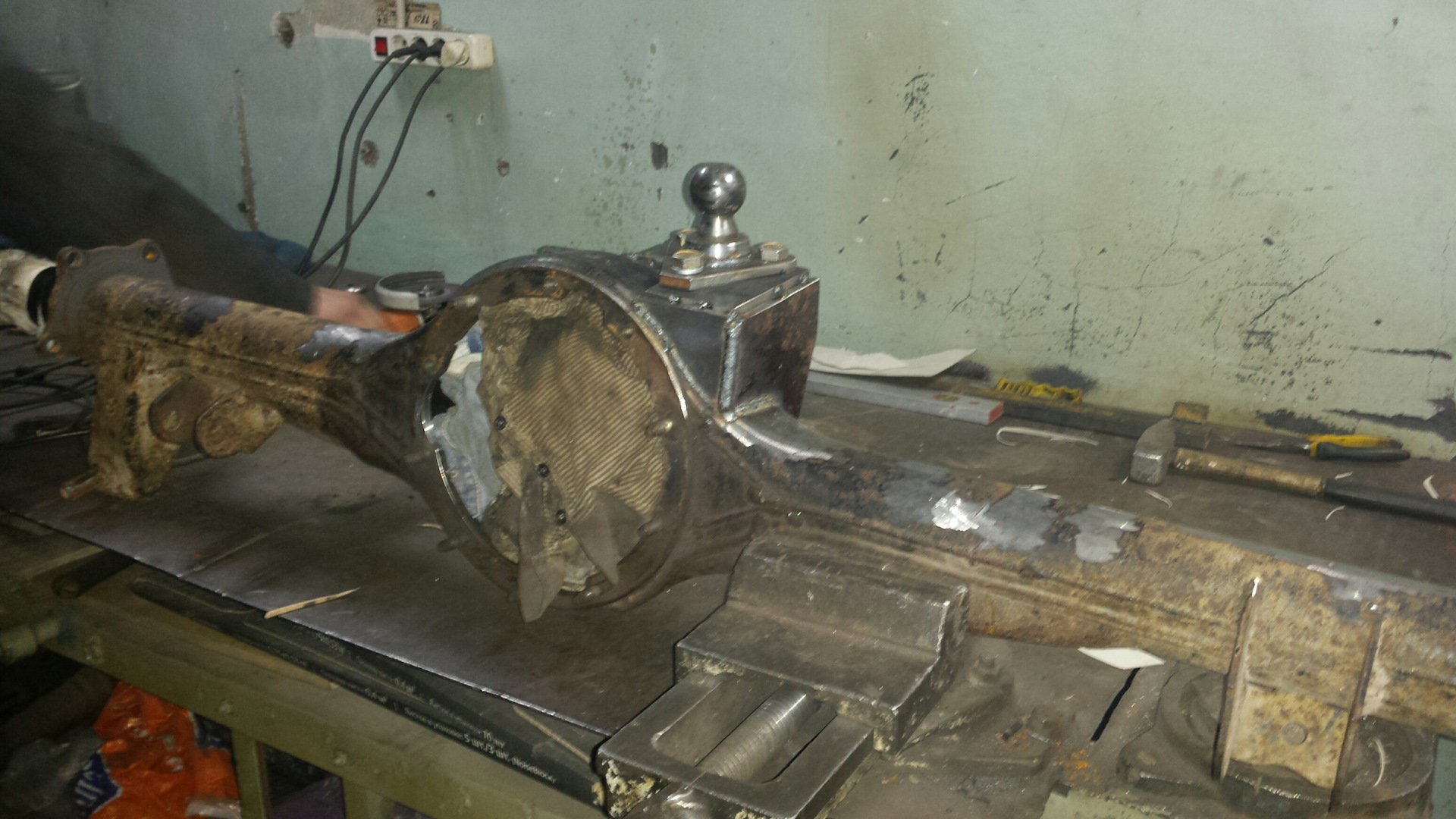 Установка моста. Мосты тлк 80 на уаз. Крепление балки нива 21213. Плита крепления переднего моста. Крепление моста.