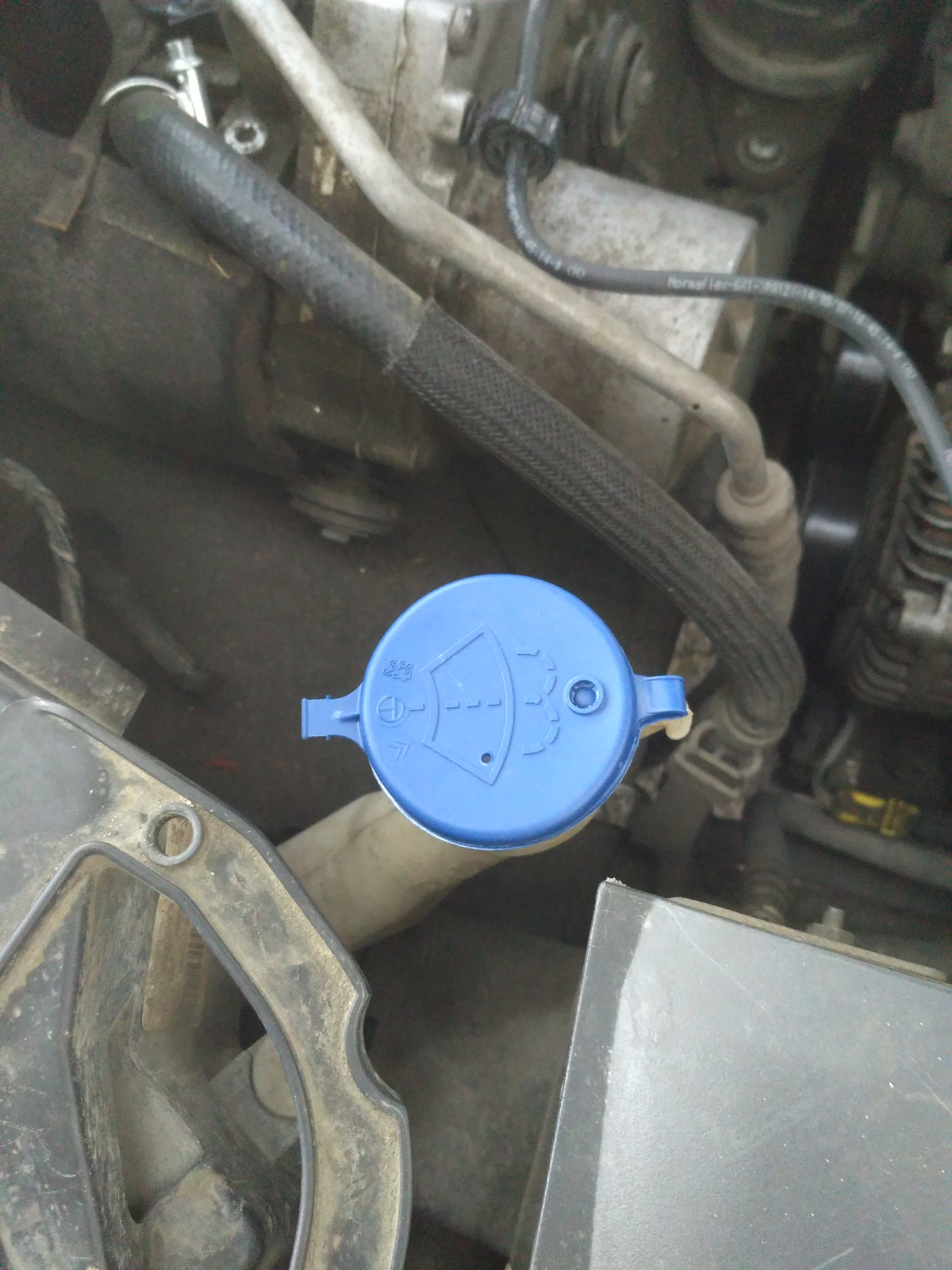 Замена крышки бочка омывателя — Peugeot 407, 1,8 л, 2007 года ...