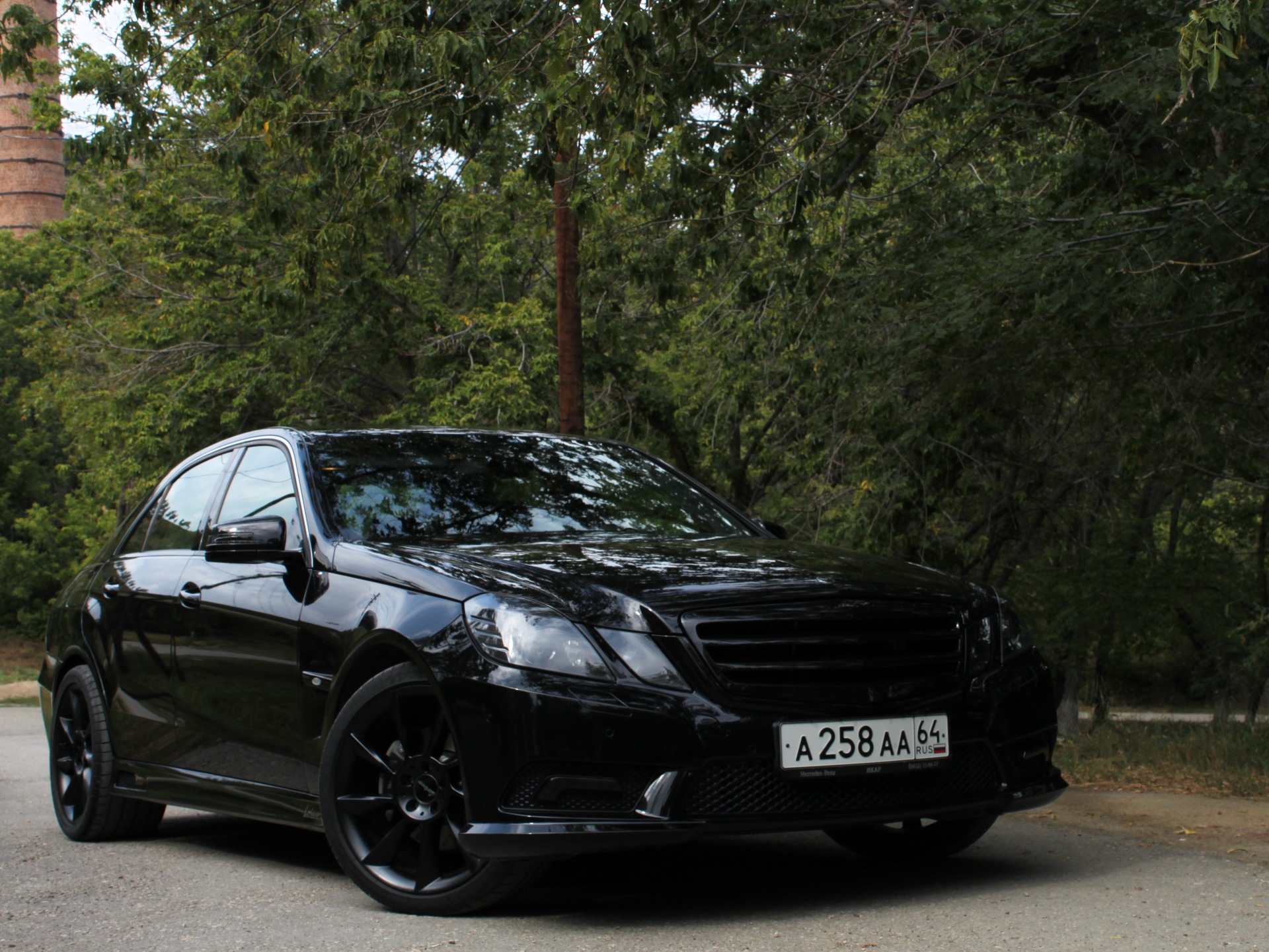 Черный класс 1. Mercedes w212 Black tunning. W212 Black Tuning. Мерседес е 212. Мерседес е212 АМГ черный.