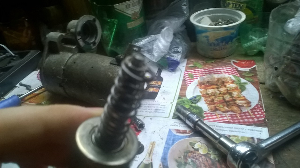 Втягивающее на дэу матиз артикул. 3d5ec05s 960. Втягивающее на дэу матиз артикул фото. Втягивающее на дэу матиз артикул-3d5ec05s 960. картинка Втягивающее на дэу матиз артикул. картинка 3d5ec05s 960. Эта история началась давно и оказалась многосерийной. Однажды в холода при запуске двигателя, стартер издал характерный звук не прокручивая двигатель, со второй, иногда третьей попытки двигатель все же запускался, тогда я порешил что виной всему бендикс и приговорил его к замене, что и было сделано, но уже по теплу, так как зимой снимать стартер очень уж не хотелось и проездил я так периодически мучаясь именно на холодную а со временем постоянно до теплых деньков. замена бендикса помогла и стартер начал работать как надо, радость была недолгой, опять же при наступлении холодов все вновь повторилось по знакомому сценарию. Тут то я и понял как я ошибся одной лишь заменой бендикса и опять все это зимой. Вновь заказ запчастей и ожидание тепла и наконец стартер на верстаке и в этот раз заменены бендикс, который разбило от постоянных прокручиваний и втягивающее реле, установка на машину и радость от отличного запуска, но не успело тепло кончится как вдруг при остановке двигателя из под капота слышно жужжание электромотора, сказать что я был удивлен это ничего не сказать, но остановить замкнутый стартер который вращался без остановки удалось лишь снятием клеммы с аккума, потом был стремительный полет до гаража, который именно в тот день оказался за 100км от места поломки, но все получилось удачно и стартер жив. при вскрытии открылась вот такая картина