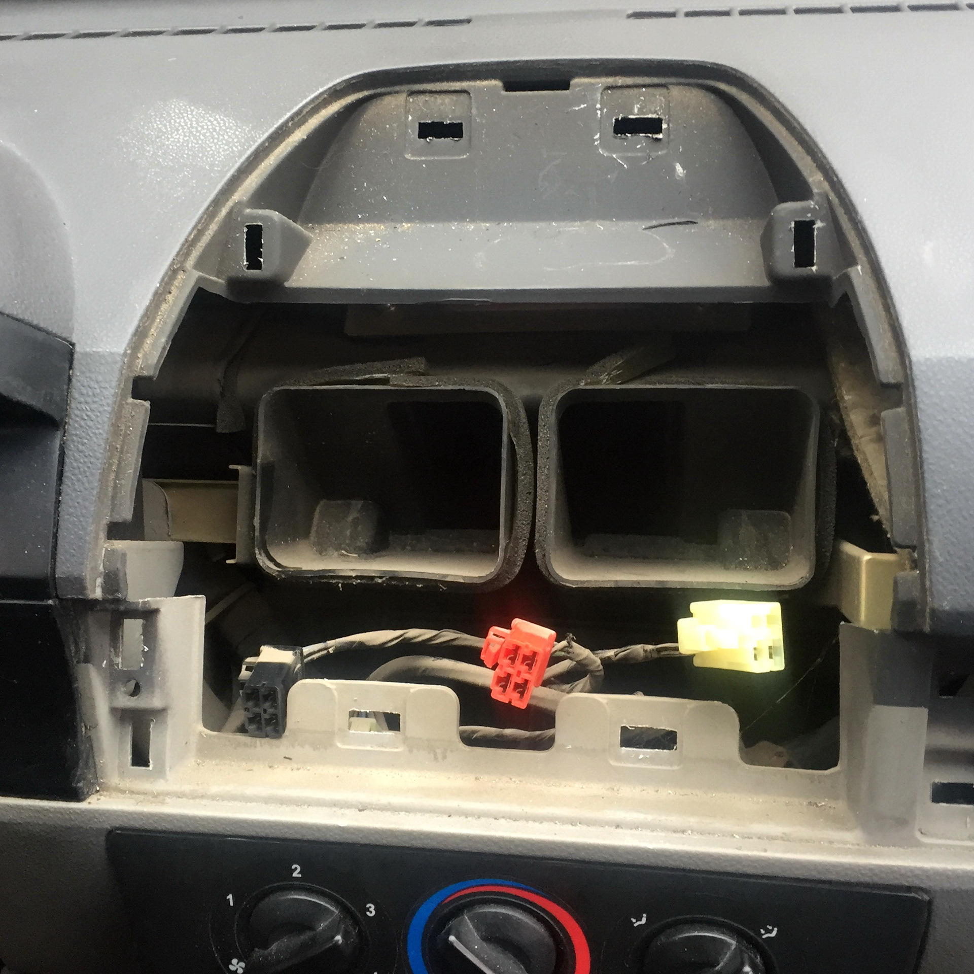 Демонтаж пластика в центре торпедо, замена кнопок и воздуховодов ...