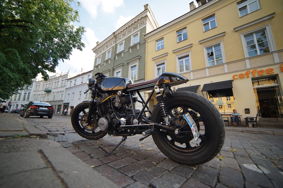 Girl coffee and the auto-Moto-horses in the centre of Vilnius
