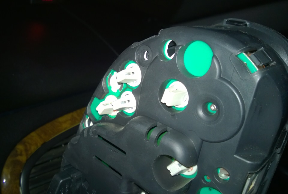 Замена лампочки ближнего света на щитке приборов — Peugeot 607, 2,2 л ...