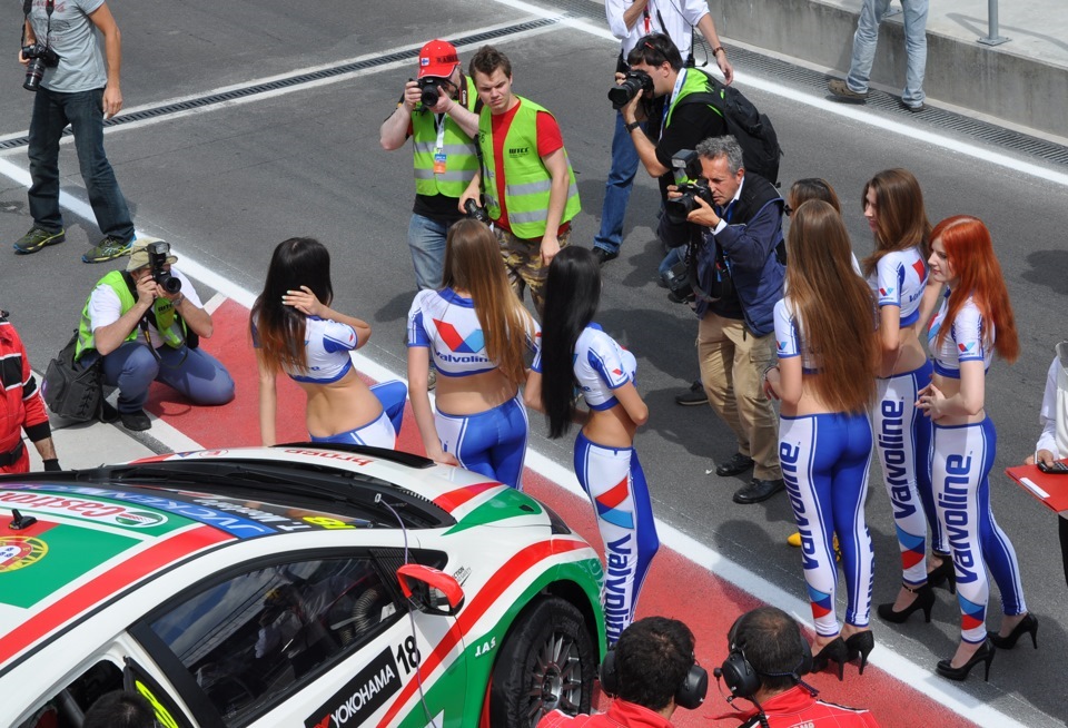 Valvoline Grid girls