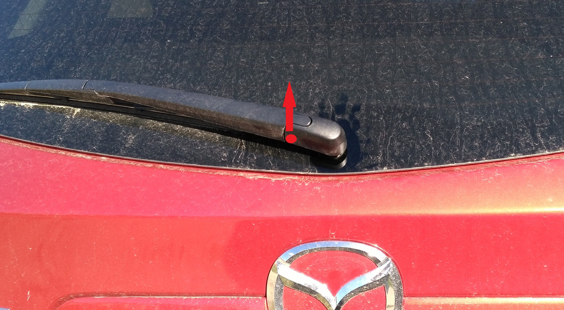 Стеклоочиститель mazda cx 5. Mazda cx5 задний дворник. Задний дворник Мазда СХ-5. Крепление заднего стеклоочистителя Mazda CX-5. Mazda CX 5 щетка дворника.