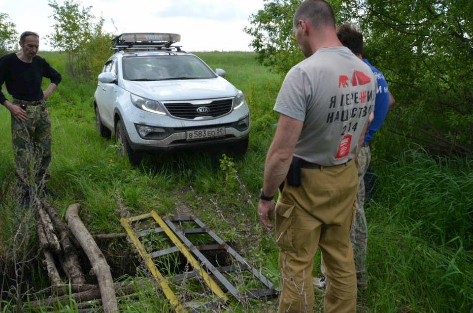 В следующем году тут уже не проехать. Речка размывает все сильнее. Кстати проверили траки мои. Проехали Махав и Дискавери. не погнулись :)) — KIA Sportage (3G). Запчасти на фото: 858360
