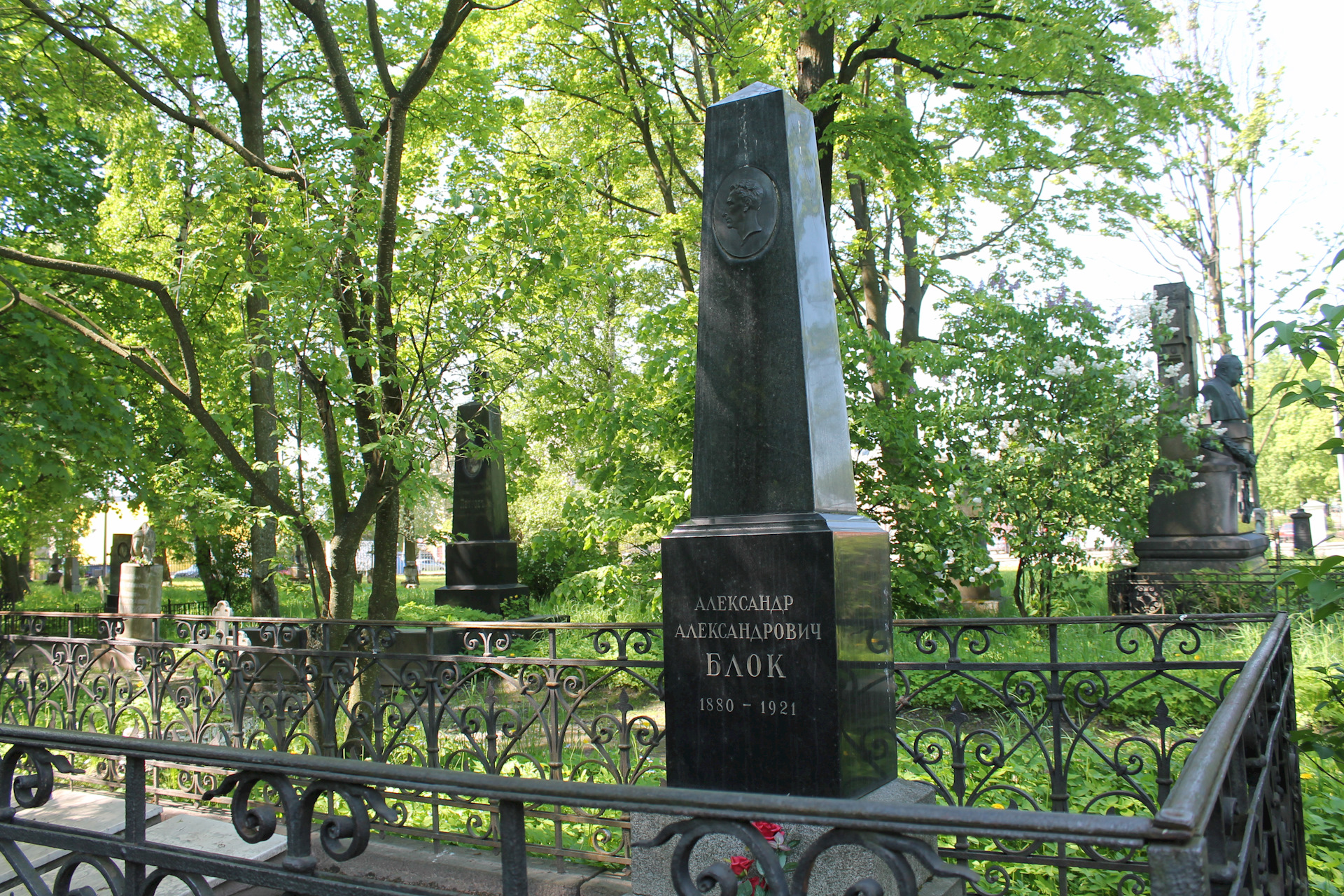 Радищев похоронен. Могила блока Литераторские мостки. Смоленское кладбище блок.