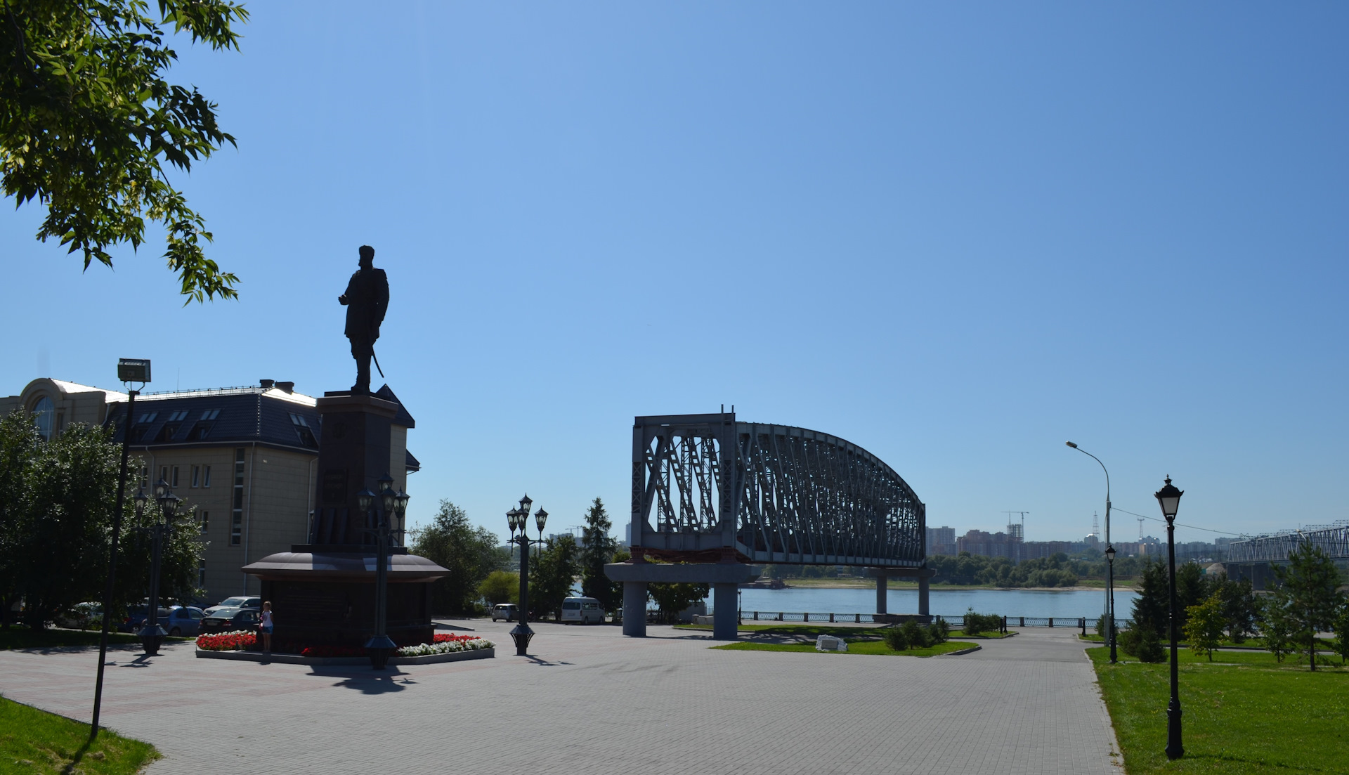 Памятник александру новосибирск. Памятник мосту в Новосибирске. Памятник Александру 3 в Новосибирске. Памятник Александру III В Новосибирске зимой.