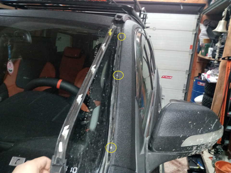 Честно скажу, не церемонился с панелью данной, естественно сломал три клипсы, но я брал давно уже готовился к этому событию и в запасе были 10 шт. новых! На фото обвел три язычка ломаных оставшихся в кузове. — Great Wall Hover