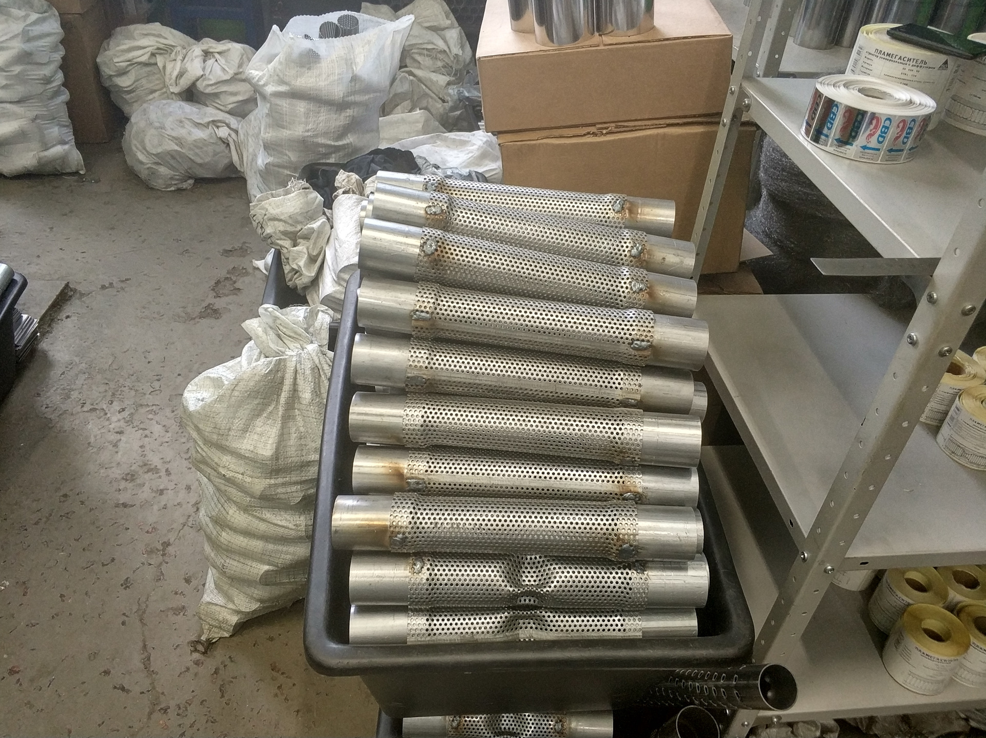 Выхлопы фабрик. Склад глушителей. Глушитель прямоточный gsf 1250. Производители глушителей. Производители глушителей.