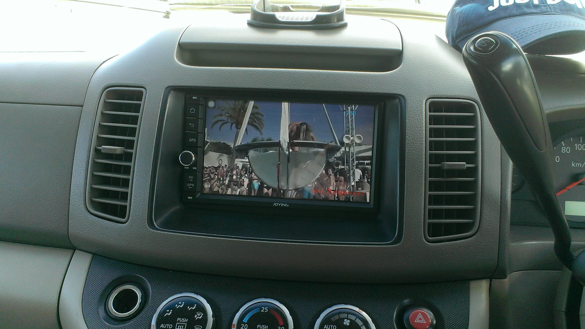 Nissan Serena c26 (2014-15) демонтаж японской магнитолы для установки нашей ор